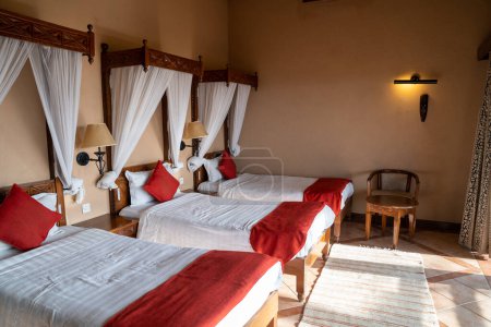 Téléchargez les photos : Typique lodge safari, avec trois lits jumeaux, au Kenya Afrique - en image libre de droit