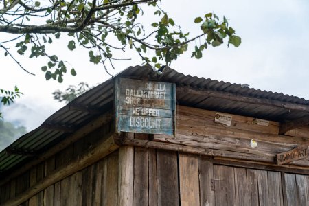 Téléchargez les photos : Kisoro, Rushaga, Ouganda - 24 mars 2023 : Signe pour un magasin d'artisanat gallaire de gorille, près du parc national de la forêt impénétrable de Bwindi - en image libre de droit
