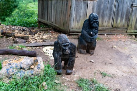 Téléchargez les photos : Mignonnes statues de gorilles de montagne sculptées à la main sur le bord de la route. Bwindi, Ouganda - en image libre de droit