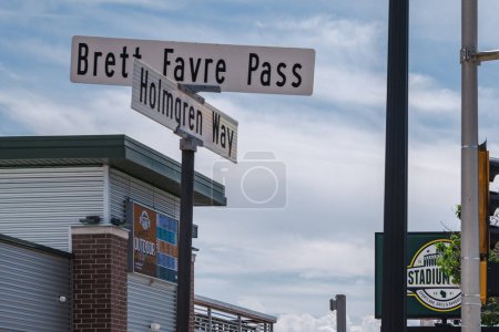 Téléchargez les photos : Green Bay (Wisconsin), le 2 juin 2023 : intersection des panneaux de signalisation pour le col Brett Favre et Holmgren Way. Les rues thématiques de Green Bay Packers entourent Lambeau Field - en image libre de droit