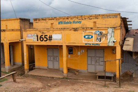 Téléchargez les photos : Nyamiaga, Ouganda - 23 mars 2023 : Un magasin de télécommunications MTN Mobile Money fermé dans un marché rural - en image libre de droit