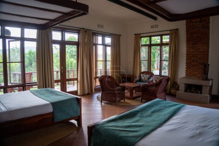 Foto de Tanzania, África - 12 de marzo de 2023: Grandes habitaciones en el hotel en el Ngorongoro Coffee Lodge cerca del cráter de Ngorongoro - Imagen libre de derechos