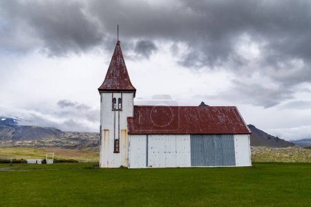 Foto de La iglesia del pueblo en Hellnar, un antiguo pueblo de pescadores en la península de Snaefellsnes de Islandia - Imagen libre de derechos