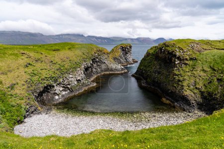 Foto de Mirador de Pumpa en Arnarstapi en la península de Snaefellsnes en Islandia. Una característica geológica de un barranco triangular a lo largo de la costa - Imagen libre de derechos