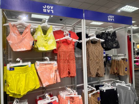 Téléchargez les photos : Plymouth, Minnesota - 30 juillet 2023 : JoyLab vêtements de sport pour femmes, y compris des shorts et débardeurs en vente dans un magasin Target - en image libre de droit
