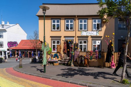 Téléchargez les photos : Reykjavik, Islande - 10 juillet 2023 : Boutique de cadeaux éclectiques vendant des marchandises et restaurant Mama, le long de la célèbre Rainbow Road (Laugavegur) dans la capitale - en image libre de droit