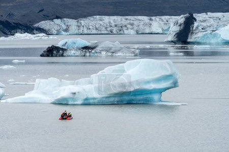Foto de Vatnajokull, Islandia - 7 de julio de 2023: Los turistas salen en excursiones en barco por el zodiaco iceberg para ver la laguna glaciar de Fjallsarlon - Imagen libre de derechos