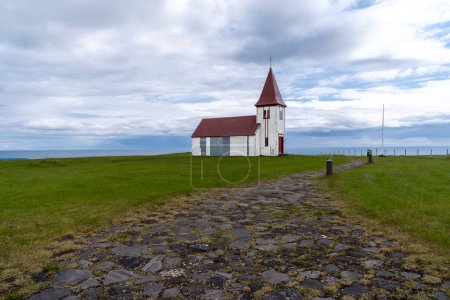 Foto de La iglesia del pueblo en Hellnar, un antiguo pueblo de pescadores en la península de Snaefellsnes de Islandia - Imagen libre de derechos
