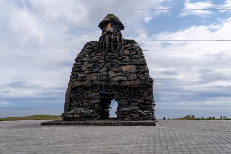 Foto de Arnarstapi, Islandia - 1 de julio de 2023: La estatua de Bardur creada por Ragnar Kjartansson. Basado en una antigua saga de Bardur, mitad hombre y mitad troll, en la Península de Snaefellnes - Imagen libre de derechos