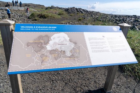 Foto de Hafnir, Islandia - 11 de julio de 2023: Señal informando a los turistas sobre las placas euroasiáticas en el puente entre los continentes en iceland - Imagen libre de derechos