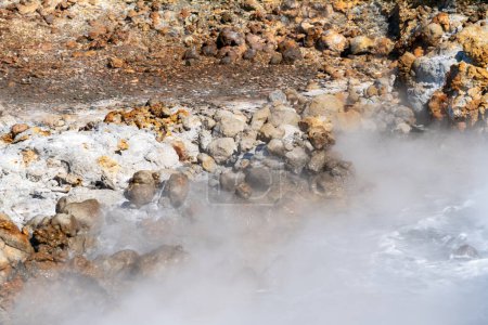Nahaufnahme des Geothermalgebiets Gunnuhver Hot Springs, Teil des Reykjanes UNESCO Global Geopark in Island