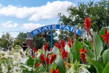 Téléchargez les photos : Falcon Heights, Minnesota - 26 août 2023 : Entrée ouest avec un beau jardin à la foire d'État du Minnesota - en image libre de droit