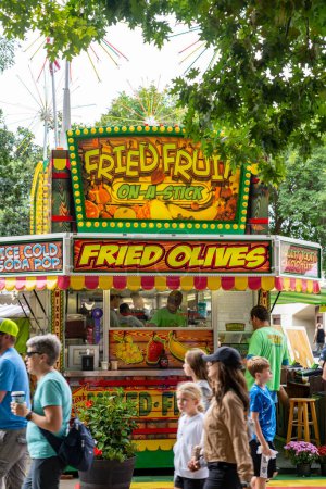 Téléchargez les photos : Falcon Heights, Minnesota - 26 août 2023 : Fruits frits sur un stand Stick mettant en vedette des olives frites à la foire d'État du Minnesota sur le parc des expositions - en image libre de droit