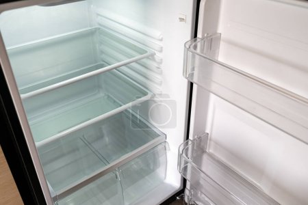 Leerer weißer Kühlschrank, sehr sauber bei geöffneter Tür