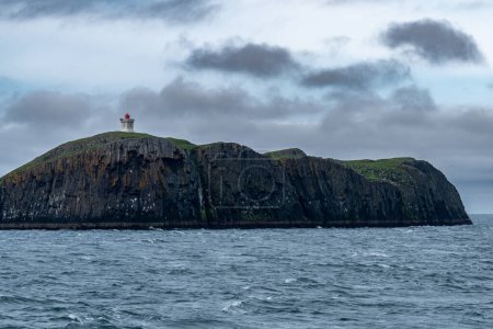 Téléchargez les photos : Phare sur l'île (ELLIDAEY), avec falaises de basalte sur la baie de Breidafjrdur - en image libre de droit