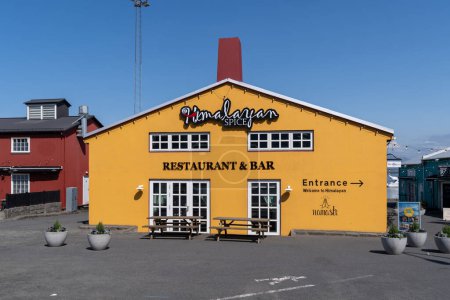 Téléchargez les photos : Reykjavik, Islande - 10 juillet 2023 : Le restaurant indien Himalayan Spice dans la zone portuaire de Reykjavik - en image libre de droit