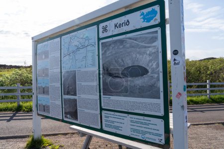 Téléchargez les photos : Kerid, Islande - 10 juillet 2023 : Panneau d'information pour le célèbre cratère Kerid, un lac volcanique le long de la route Golden Circle - en image libre de droit