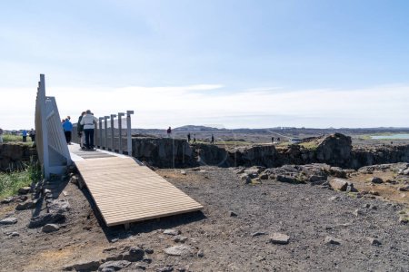 Foto de Hafnir, Islandia - 11 de julio de 2023: Turistas en el puente entre los continentes en iceland - Imagen libre de derechos