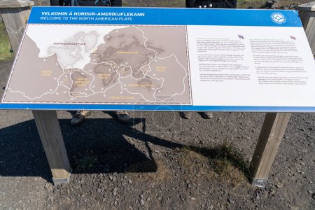 Foto de Hafnir, Islandia - 11 de julio de 2023: Información sobre la placa tetónica de América del Norte en el Puente entre los Continentes en iceland - Imagen libre de derechos