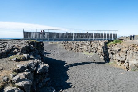 Foto de Hafnir, Islandia - 11 de julio de 2023: Los turistas visitan el puente entre los continentes en iceland - Imagen libre de derechos