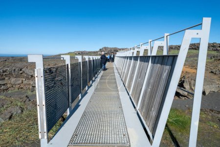 Foto de Hafnir, Islandia - 11 de julio de 2023: Los turistas visitan el puente entre los continentes en iceland - Imagen libre de derechos