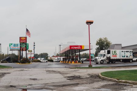 Foto de Lake Station, Indiana - 19 de octubre de 2023: Parada de camiones Flying J con un restaurante Dennys - Imagen libre de derechos