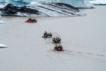 Foto de Vatnajokull, Islandia - 7 de julio de 2023: Los turistas salen en excursiones en barco por el zodiaco iceberg para ver la laguna glaciar de Fjallsarlon - Imagen libre de derechos