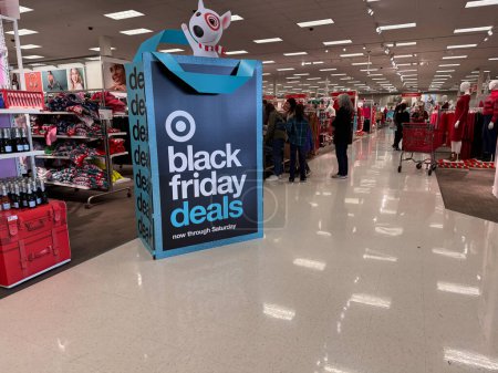 Foto de Dunn Loring, Virginia - 22 de noviembre de 2023: Firma del Viernes Negro en una tienda Target anunciando ofertas especiales de vacaciones en toda la tienda para la gran venta - Imagen libre de derechos