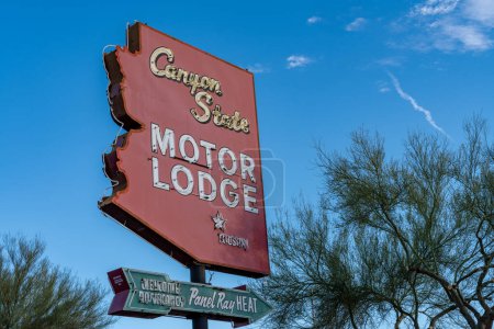 Foto de Tucson, Arizona - 20 de diciembre de 2023: Señal de neón retro para el motel Canyon State Motor Lodge cerca de la zona de Miracle Mile en Tucson - Imagen libre de derechos
