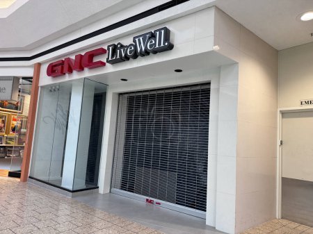 Foto de Fairfax, Virginia - 30 de diciembre de 2023: Vaciado y cerrado GNC Live Well tienda de nutirición en el centro comercial Fair Oaks - Imagen libre de derechos