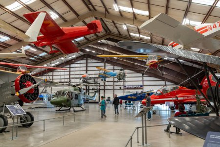 Téléchargez les photos : Tucson, Arizona - 21 décembre 2023 : Des avions militaires exposés dans un hangar - Pima Air and Space Museum - en image libre de droit