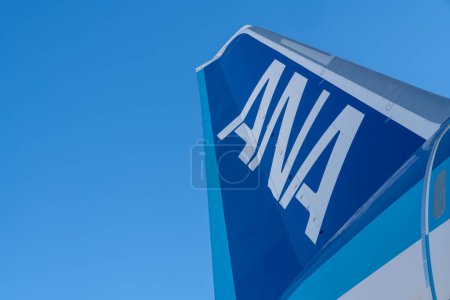 Téléchargez les photos : Tucson (Arizona) - 21 décembre 2023 : Aile d'avion avec un avion de ligne ANA (Air Nippon Airways) basé au Japon, contre ciel bleu - en image libre de droit