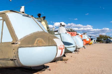 Téléchargez les photos : Tucson, Arizona - 21 décembre 2023 : De vieux hélicoptères militaires exposés - Pima Air and Space Museum - en image libre de droit