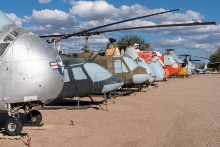 Téléchargez les photos : Tucson, Arizona - 21 décembre 2023 : De vieux hélicoptères militaires exposés - Pima Air and Space Museum - en image libre de droit