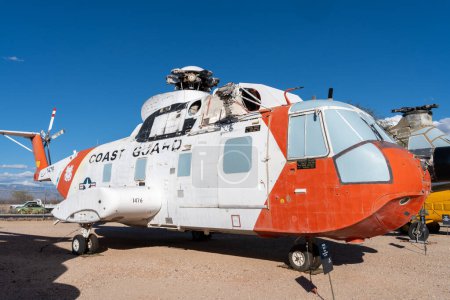 Téléchargez les photos : Tucson (Arizona) - 21 décembre 2023 : Vieil hélicoptère militaire pour la Garde côtière exposé - Pima Air and Space Museum - en image libre de droit