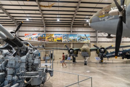 Téléchargez les photos : Tucson, Arizona - 21 décembre 2023 : À l'intérieur d'un hangar du Musée de l'air et de l'espace de Pima - en image libre de droit