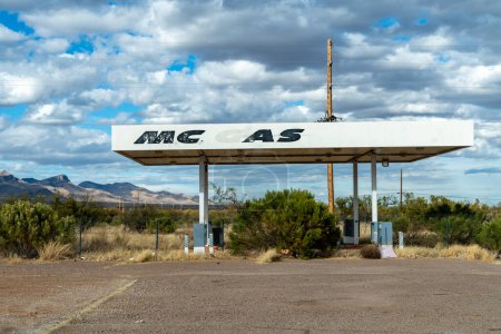 Foto de Whetstone, Arizona - 20 de diciembre de 2023: Estación de servicio abandonada de Mc en el suroeste rural de Arizona - Imagen libre de derechos