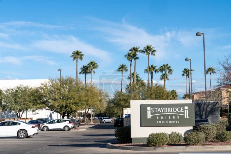 Foto de Tucson, Arizona - 20 de diciembre de 2023: Staybridge Suites, parte de la cadena hotelera IHG - Imagen libre de derechos