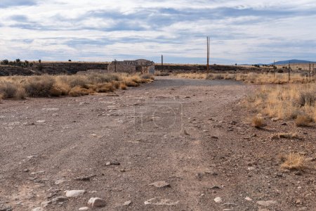 Téléchargez les photos : Two Guns, Arizona - 18 décembre 2023 : Décomposition des ruines de l'exposition et du zoo des lions de montagne Harry Millers, le long de la route 66 - en image libre de droit