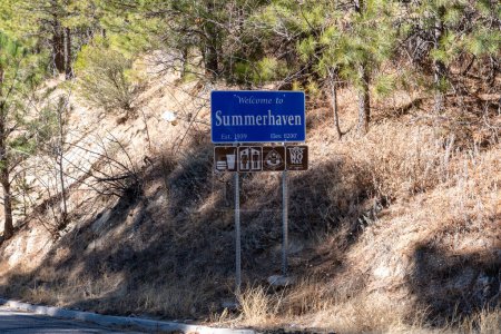Téléchargez les photos : Summerhaven, Arizona - 21 décembre 2023 : Bienvenue à Summerhaven signe le long du Mt. Route Lemmon - en image libre de droit