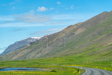 Umgehungsstraße von Island, in der Nähe von Akureyri, an einem sonnigen Tag