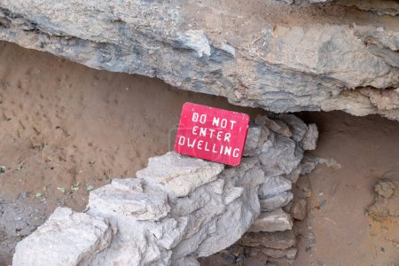 Panneau - N'entrez pas dans la falaise Habitation au puits Montezumas au monument national du château de Montezuma près de Rimrock, Arizona