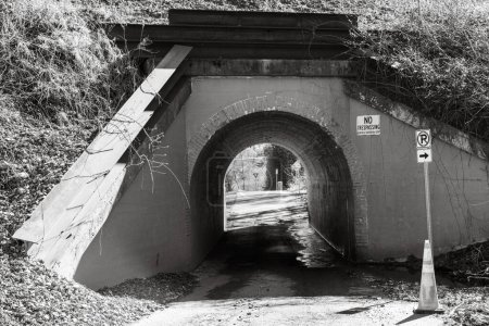 Bunny Man Bridge, in der Nähe von Clifton, Virginia, ist eine lokale urbane Legende übernatürlicher geisterhafter Geschehnisse im Fairfax County. Auch bekannt als Colchester Overpass