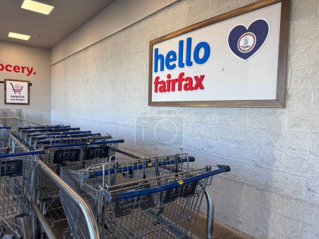 Foto de Fairfax, Virginia - 3 de febrero de 2024: Firma en una tienda de comestibles Lidl - Hola Fairfax, con carritos de compras - Imagen libre de derechos