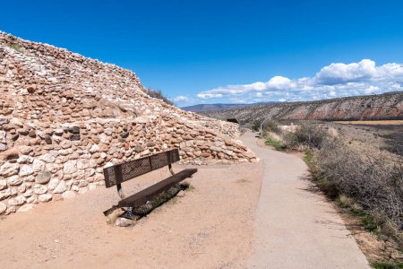 Ruinen des Tuzigoot National Monument in Arizona, einer erhaltenen Ruine des Sinagua Pueblo auf dem Gipfel eines Kalkstein-Sandstein-Bergrückens Clarkdale, Arizona, über dem Verde Valley