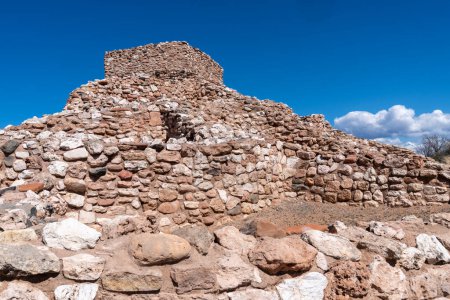 Ruinen des Tuzigoot National Monument in Arizona, einer erhaltenen Ruine des Sinagua Pueblo auf dem Gipfel eines Kalkstein-Sandstein-Bergrückens Clarkdale, Arizona, über dem Verde Valley