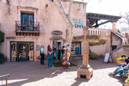 Foto de Sedona, Arizona - 10 de marzo de 2024: Los compradores navegan por las galerías y tiendas de Tlaquepaque - Imagen libre de derechos