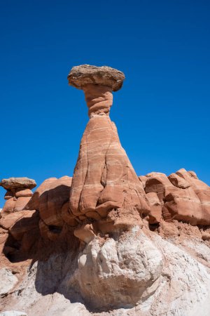 Interesante formación de rocas de taburetes a lo largo del sendero Toadstools - Grand Staircase-Escalante National Monument, Utah