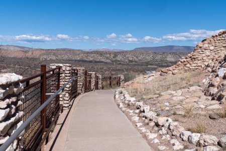 Promenade vers les ruines du monument national Tuzigoot en Arizona