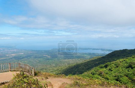 Blick auf eine weite Landschaft von Mombacho aus, mit einem Feldweg, der zu einem Aussichtspunkt führt.